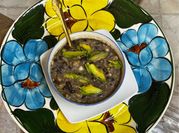 Una foto de frijol negros con puerco