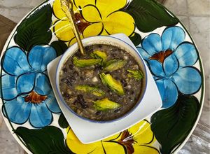 Una foto de Frijoles negros de la olla cocidos con cilantro y con carne de puerco