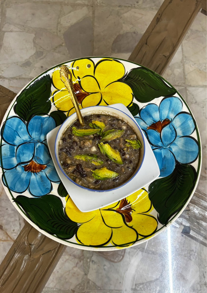 Una foto de Frijoles negros de la olla cocidos con cilantro y con carne de puerco