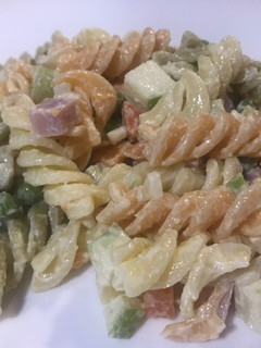 Una foto de Ensalada de pasta corta con queso y jamón