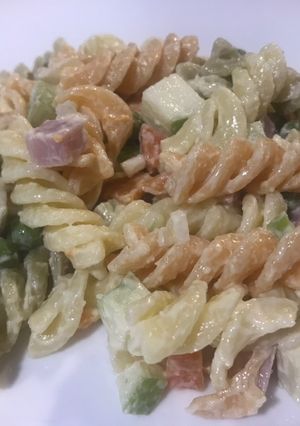 Una foto de Ensalada de pasta corta con queso y jamón