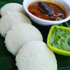 A picture of Idli sambhar chutney.