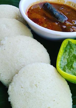 A picture of Idli sambhar chutney.