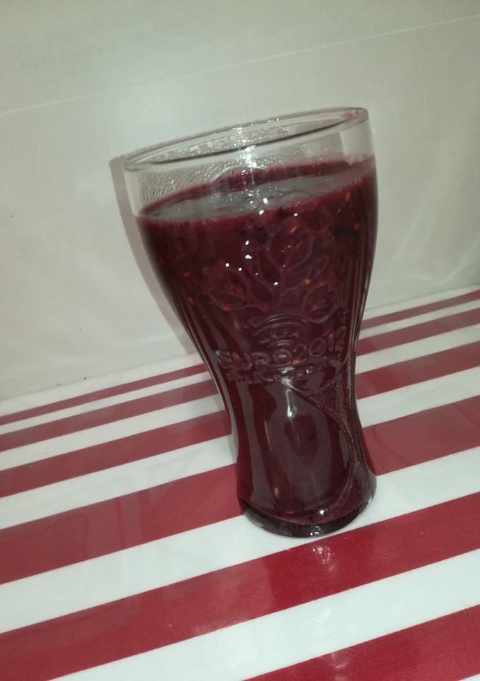 Una foto de Zumo caperucita roja de frutos rojos