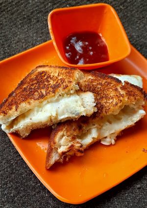 চীজি ব্রেড অমলেট (cheesy bread omelette recipe in Bengali) রেসিপির প্রধান ছবি