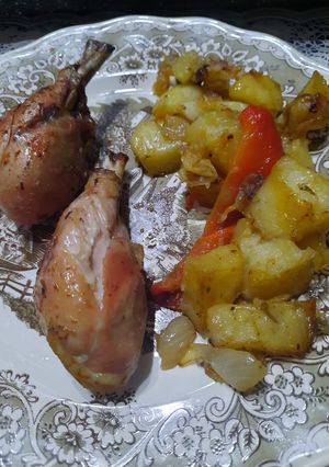 Una foto de Pata y muslo con papas al horno
