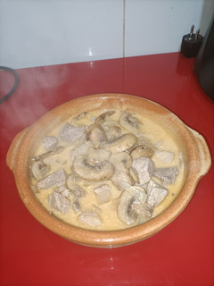 Una foto de Magro al vino con cebolla, champiñones y nata