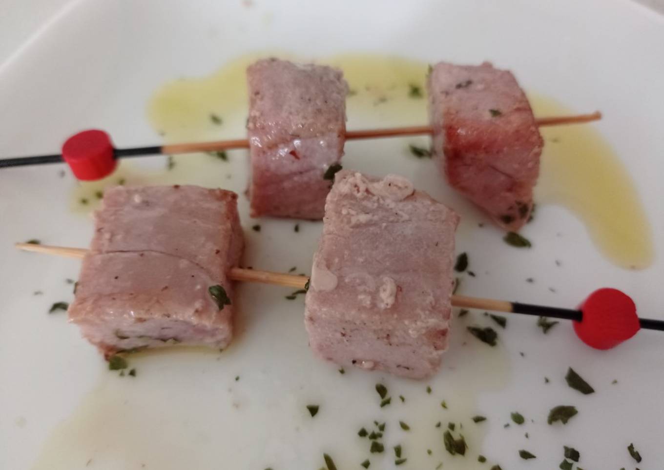 Brochetas de pescado a la mantequilla negra con cerveza