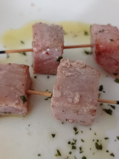 Una foto de Brochetas de pescado a la mantequilla negra con cerveza