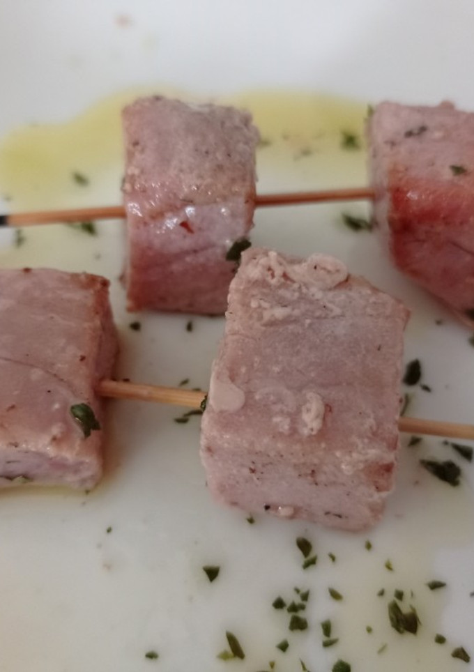 Una foto de Brochetas de pescado a la mantequilla negra con cerveza