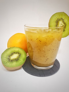Una foto de Smoothie de papaya, kiwi y naranja