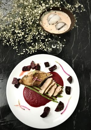 Hình của món Ức vịt áp chảo, sốt củ dền.