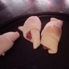 A picture of Ham and cheese crescent rolls.