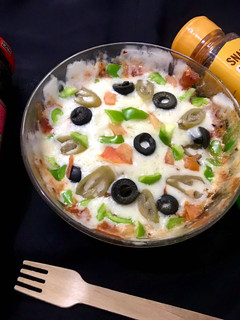 બાઉલ પીઝા (Bowl Pizza Recipe in Gujarati) રેસીપી મુખ્ય ફોટો
