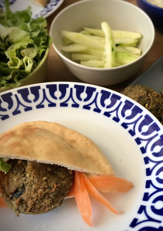Una foto de Falafel al horno con pan de pita