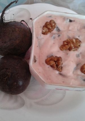 A picture of Beetroot salad with yogurt.