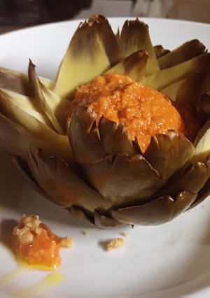 Una foto de Flor de alcachofa con romesco