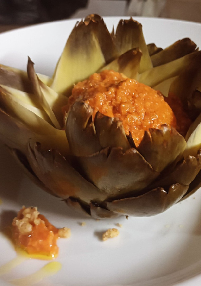Una foto de Flor de alcachofa con romesco