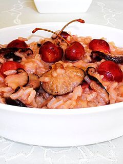 Una foto de Pilaf cremoso con cerezas y setas shiitake