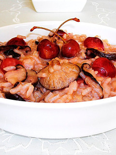 Una foto de Pilaf cremoso con cerezas y setas shiitake