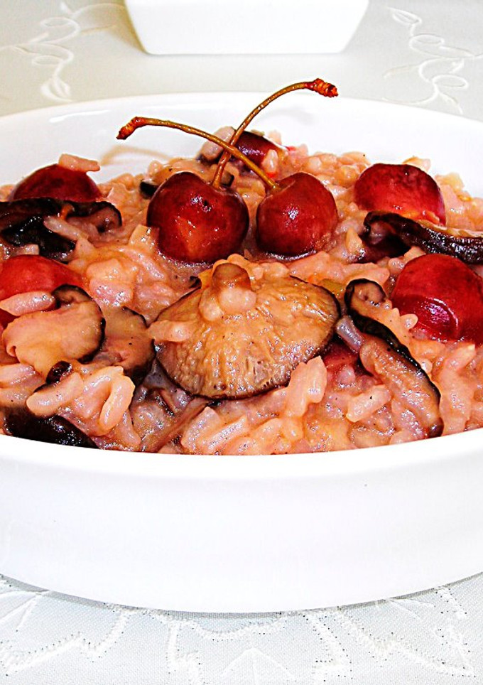 Una foto de Pilaf cremoso con cerezas y setas shiitake