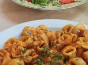 Una foto de salsa para tortellini de carne