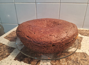 Una foto de Torta de chocolate y queso philadelphia rellena con mermelada de zapallo