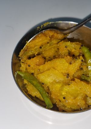 A picture of Stir fry raw papaya with besan.