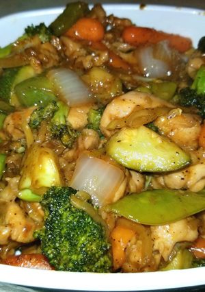 A picture of Chicken and Veg stir fry.