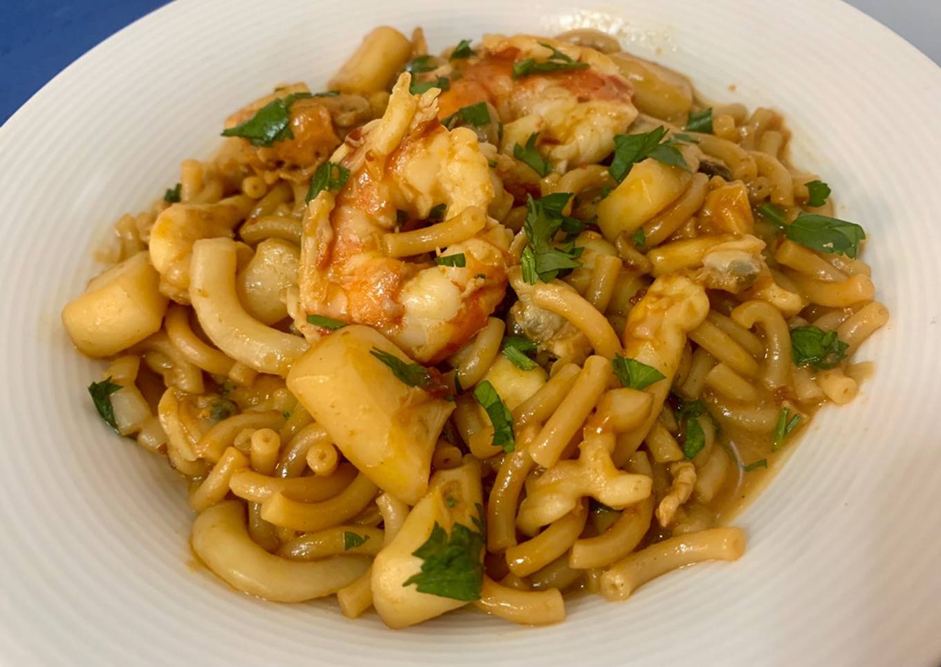 Fideuá con sepia, mejillones, berberechos y gambones