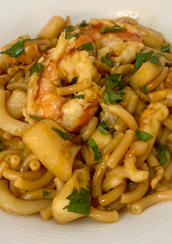 Una foto de Fideuá con sepia, mejillones, berberechos y gambones