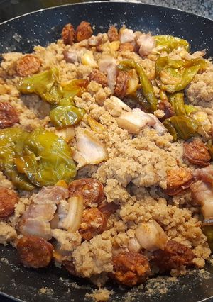 Una foto de Migas con torreznos