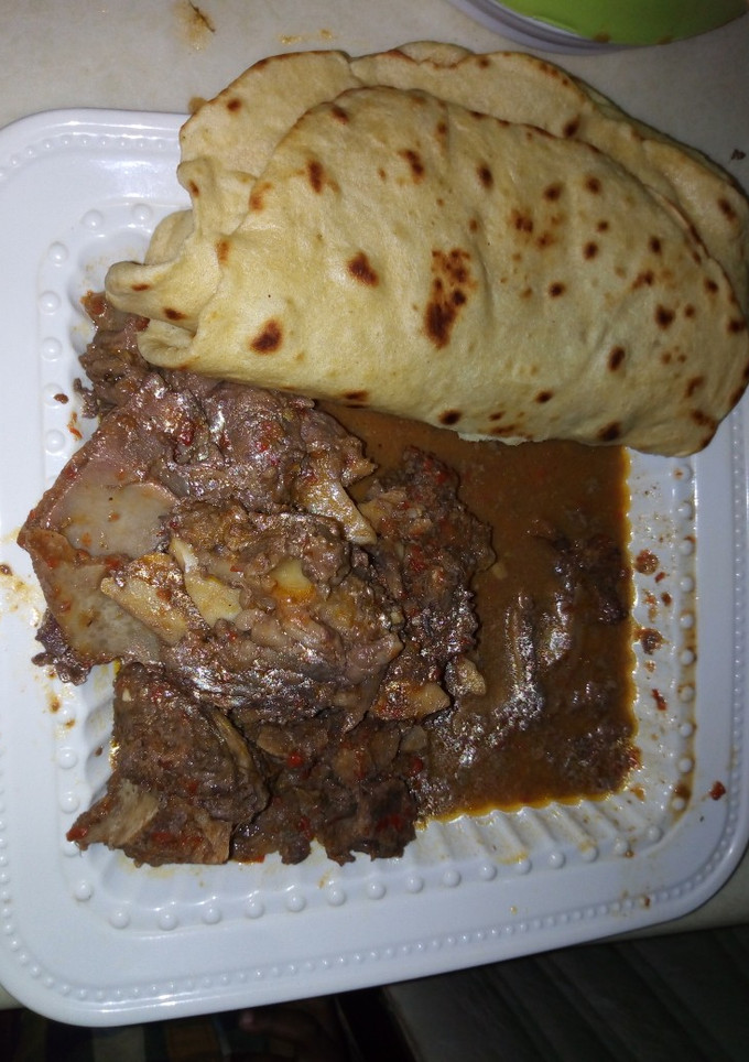 A picture of Pappe soup with Arabian bread.