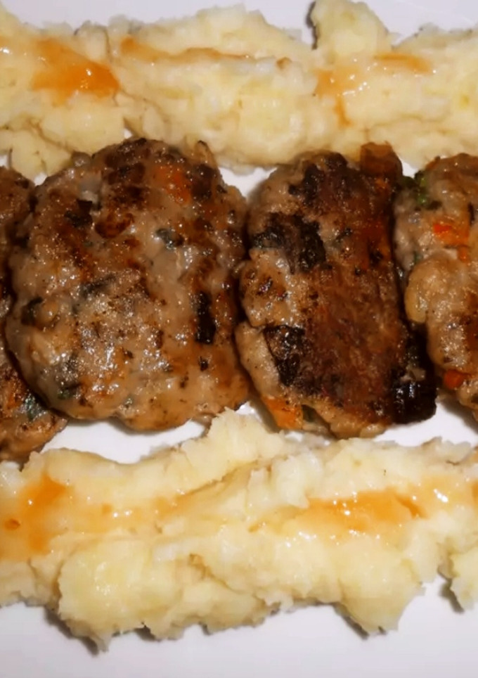 Una foto de Hamburguesas de lujo con velouté de patatas