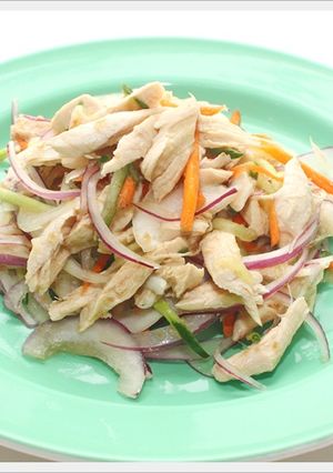 【夏天涼料理】雞肉洋蔥和風沙拉 的食譜成品照片