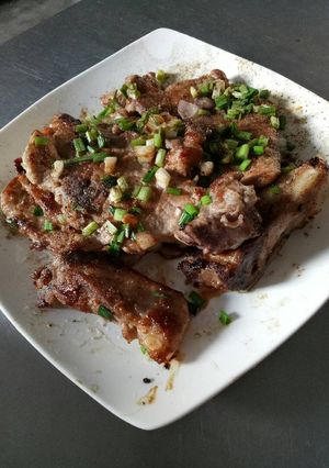 Hình của món Sườn heo hành tây áp chảo.