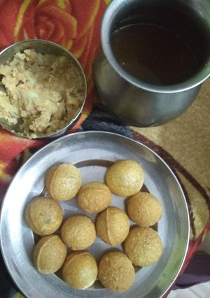 A picture of Golgappe with water.