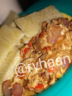 A picture of Yam with Egg sauce.