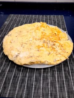 Una foto de Tortilla de 6 huevos con queso gorgonzola y queso de cabra
