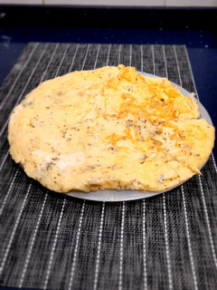 Una foto de Tortilla de 6 huevos con queso gorgonzola y queso de cabra