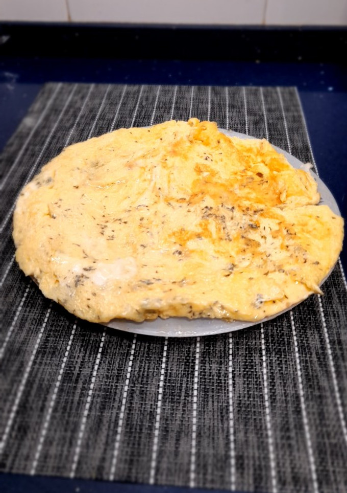 Una foto de Tortilla de 6 huevos con queso gorgonzola y queso de cabra
