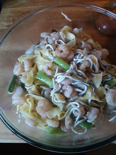 Una foto de Pasta con ajos tiernos, gulas y gambas