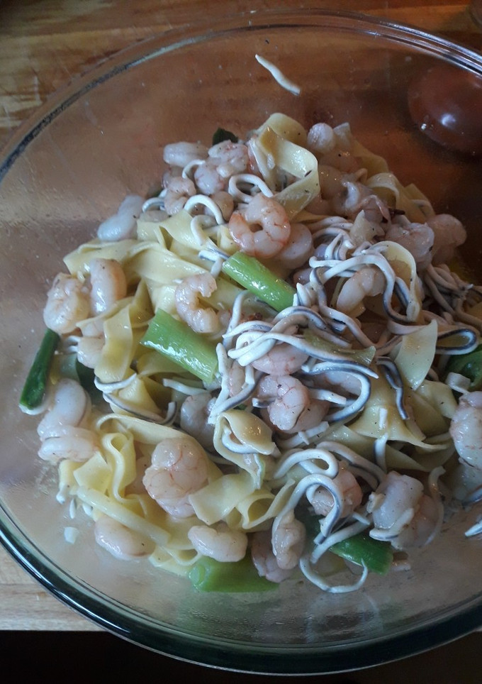Una foto de Pasta con ajos tiernos, gulas y gambas