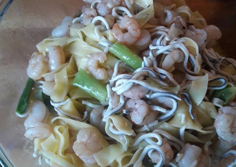 Pasta con ajos tiernos, gulas y gambas