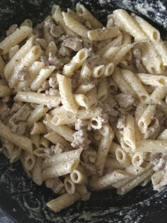 Una foto de Macarrones con pollo y pesto