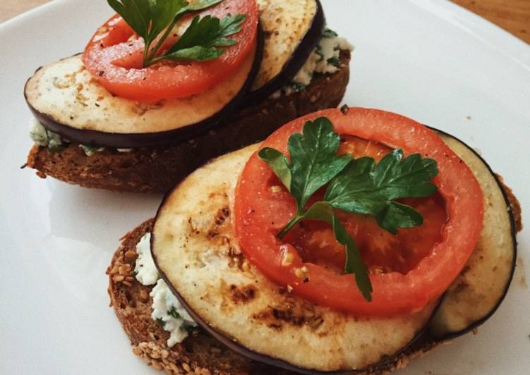 Горячие бутерброды с фетой и баклажанами