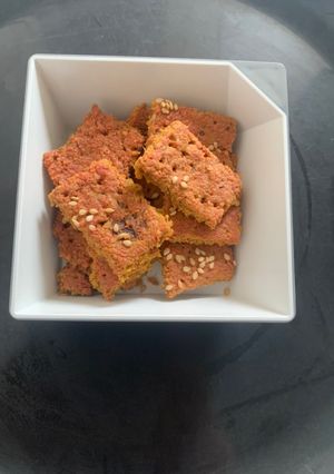 A picture of Beetroot crackers.