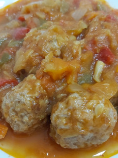 Una foto de Albóndigas de pollo en salsa de pisto