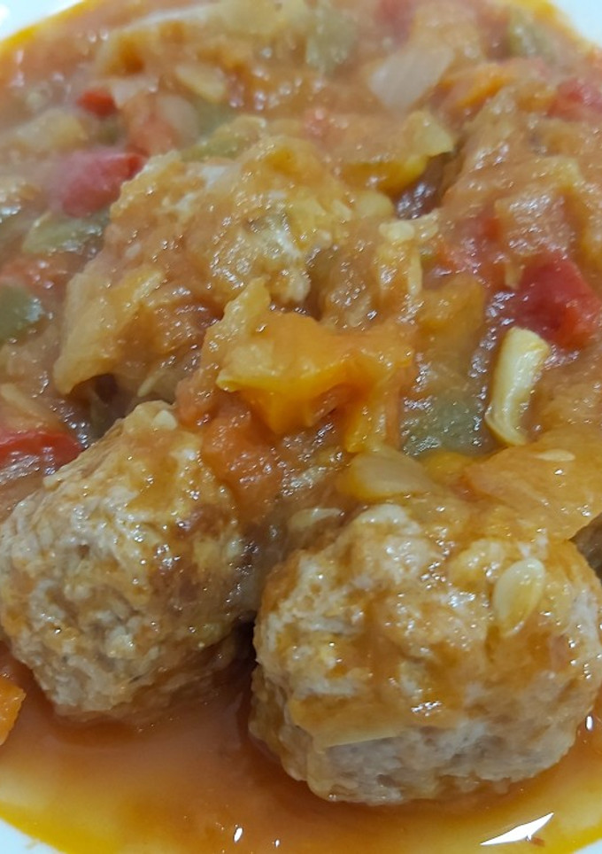 Una foto de Albóndigas de pollo en salsa de pisto