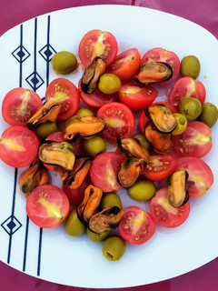 Una foto de Ensalada de cherry, mejillones y olivas
